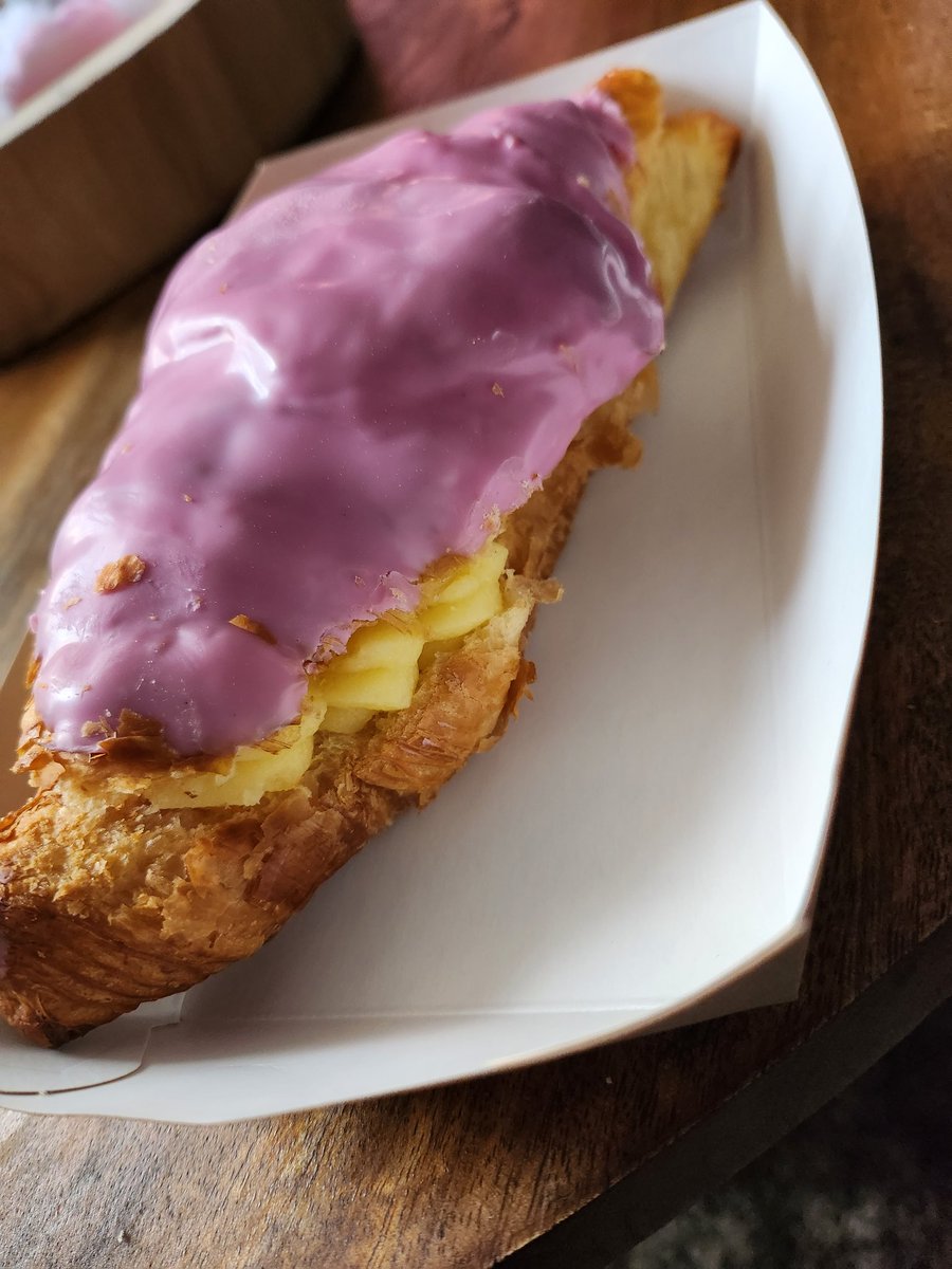 Myrnos's tweet image. Gelukt! De oliebollenkraam had ze.. Ries en ik gaan zo een hap nemen 😋 #crompouce