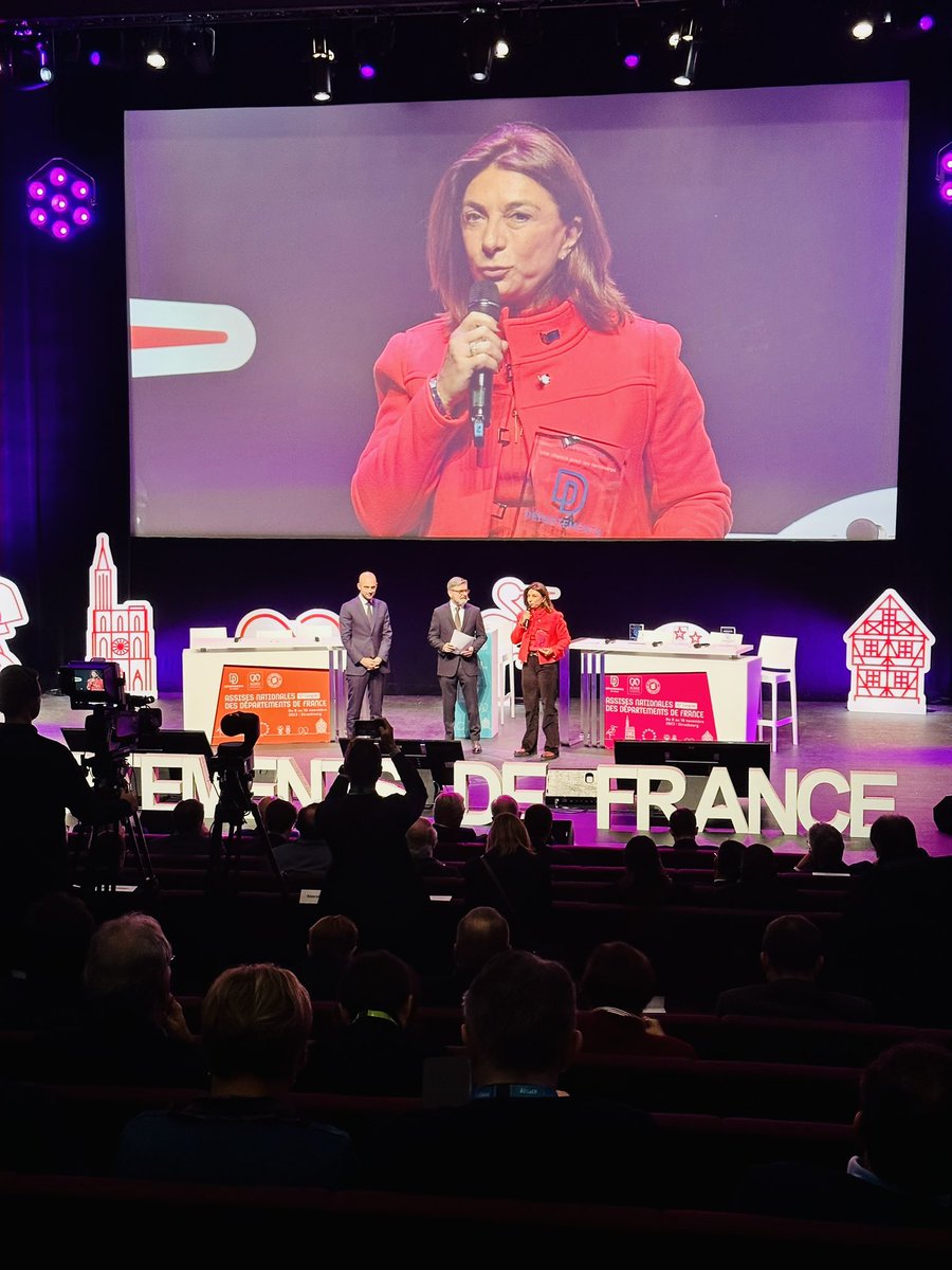 Au congrès des <a href="/ADepartementsF/">Départements de France</a> à #Strasbourg, <a href="/MartineVassal/">Martine Vassal</a> reçoit au nom du <a href="/departement13/">Département des Bouches-du-Rhône</a> le Grand Prix de l’innovation des « Départements de France » pour le travail réalisé en faveur des Provençaux et de nos territoires dans les Bouches-du-Rhône