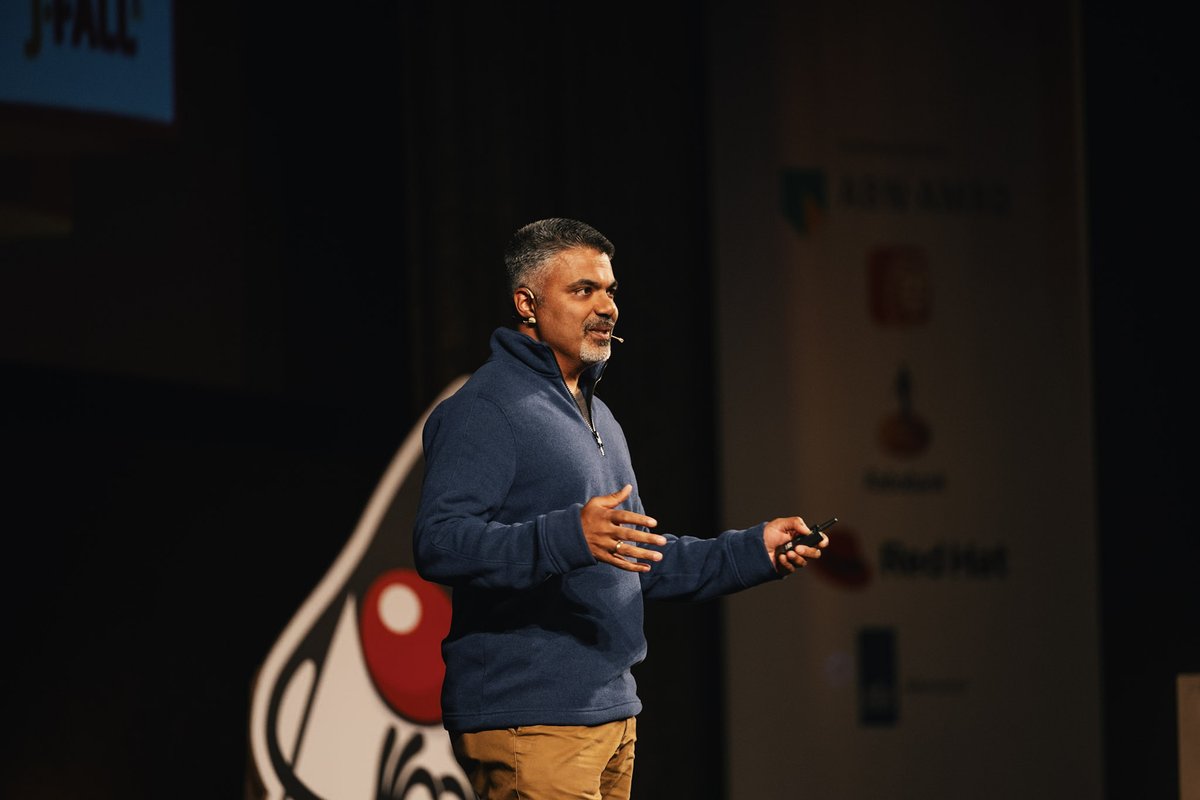 nljug's tweet image. Exciting moments at J-Fall! 🌟 The event kicked off with a vibrant atmosphere and insightful talks. Check out these snapshots capturing the energy. Stay tuned for more engaging sessions coming up in the afternoon. But first: time for lunch! #JFall2023 #JavaCommunity ❤️🚀