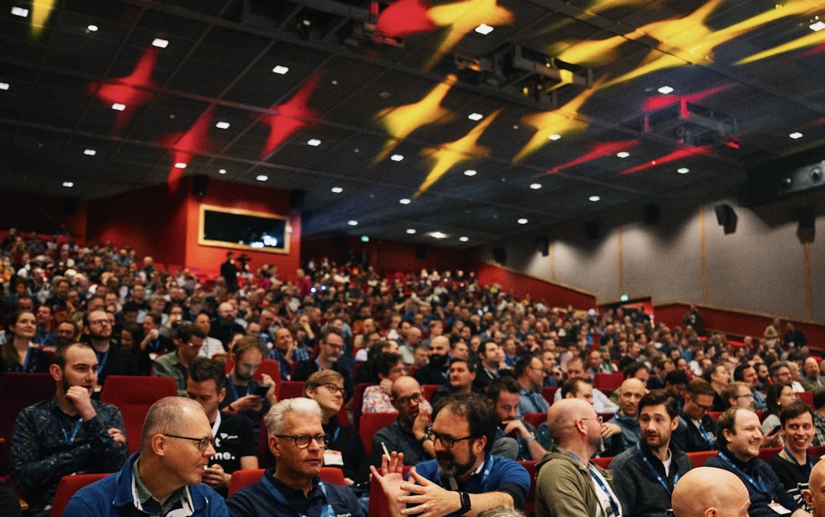 nljug's tweet image. Exciting moments at J-Fall! 🌟 The event kicked off with a vibrant atmosphere and insightful talks. Check out these snapshots capturing the energy. Stay tuned for more engaging sessions coming up in the afternoon. But first: time for lunch! #JFall2023 #JavaCommunity ❤️🚀