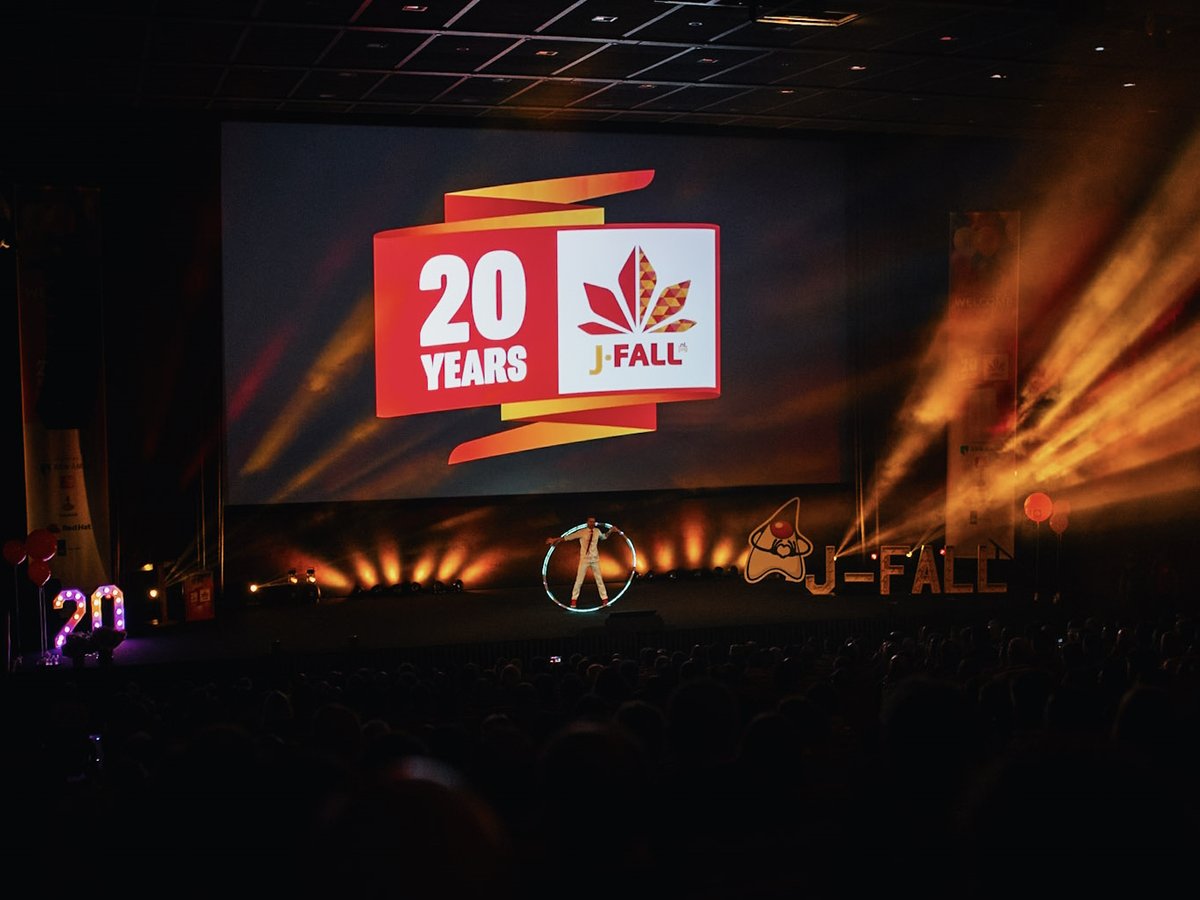 nljug's tweet image. Exciting moments at J-Fall! 🌟 The event kicked off with a vibrant atmosphere and insightful talks. Check out these snapshots capturing the energy. Stay tuned for more engaging sessions coming up in the afternoon. But first: time for lunch! #JFall2023 #JavaCommunity ❤️🚀