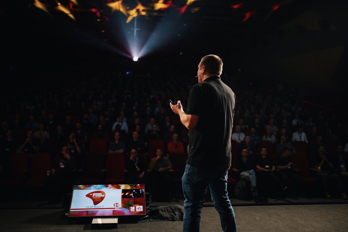 nljug's tweet image. Exciting moments at J-Fall! 🌟 The event kicked off with a vibrant atmosphere and insightful talks. Check out these snapshots capturing the energy. Stay tuned for more engaging sessions coming up in the afternoon. But first: time for lunch! #JFall2023 #JavaCommunity ❤️🚀
