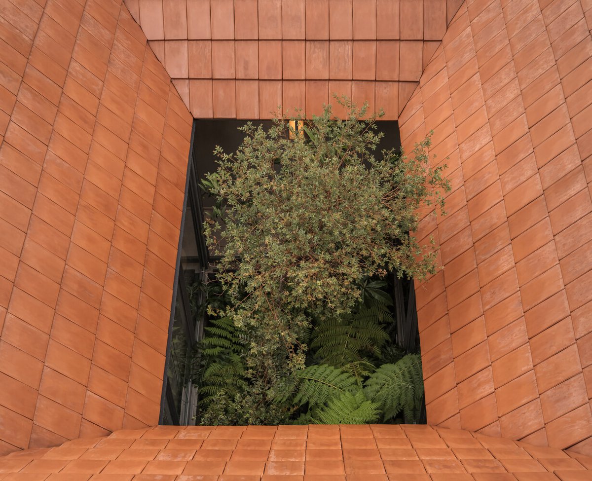 #JuevesDeArquitectura Aúna Restaurant de MRD Arquitectos diseñada en base a la humildad y sencillez de las materias primas, la artesanía y la calidez del hogar donde su integración local y coherencia global hace que ofrezca una gran calidad.