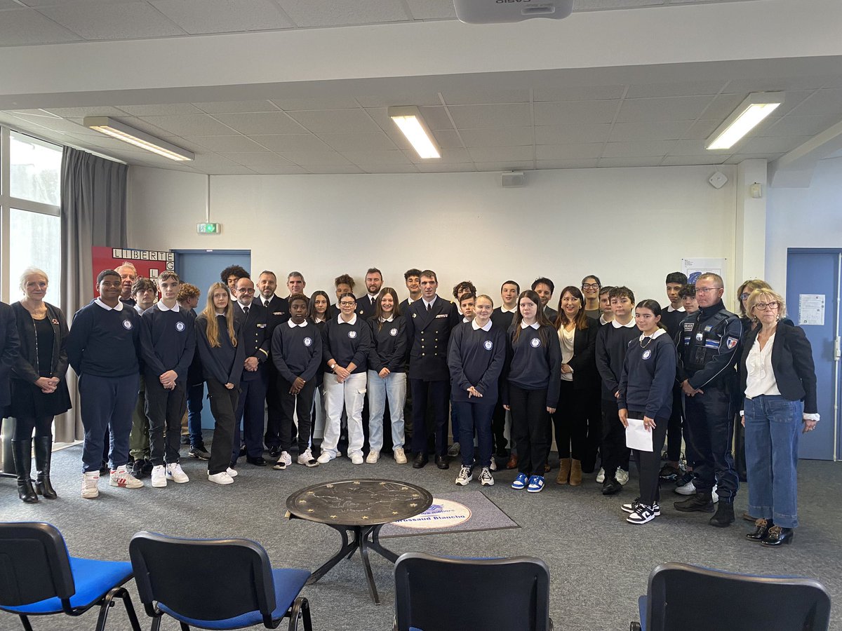 SandraImperiale's tweet image. ✍🏻 Signature / classe défense #romaingarry avec la #marine nationale au lycée professionnel Brossaud-Blancho à St Nazaire.
👮🏻@C_MORANCAIS diffuse les valeurs républicaines 🥇grâce aux actions éducatives régionales. 
👊 Nous croyons à l’engagement des jeunes ! #civisme