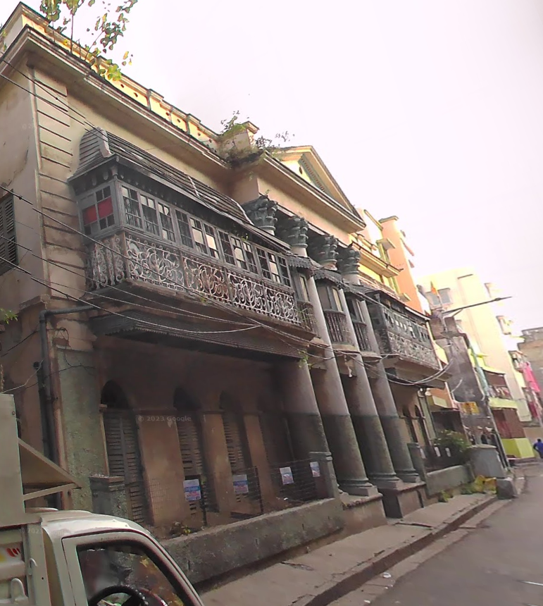 RupakChatto's tweet photo. There is an architechtural gem in almost every corner of north and central Calcutta. So today, in a small break from focusing on individual buildings we will randomly walk around the Vivekanand Road.

We start with this hidden gem tucked away in Madan Mitra Lane. https://t.co/UDK3o0PFEl