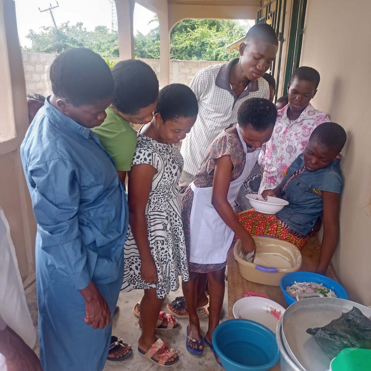ghana_ecm's tweet photo. Practical learning leads to a better understanding.
A beneficiary, Mary Owusu is in SHS Two (2) and reads Home Economics(Food and nutrition option).She engaged her colleague beneficiaries to get hands-on experience in making pastries at Biriwa project and were proud to know that! https://t.co/LwlQSzP96Y