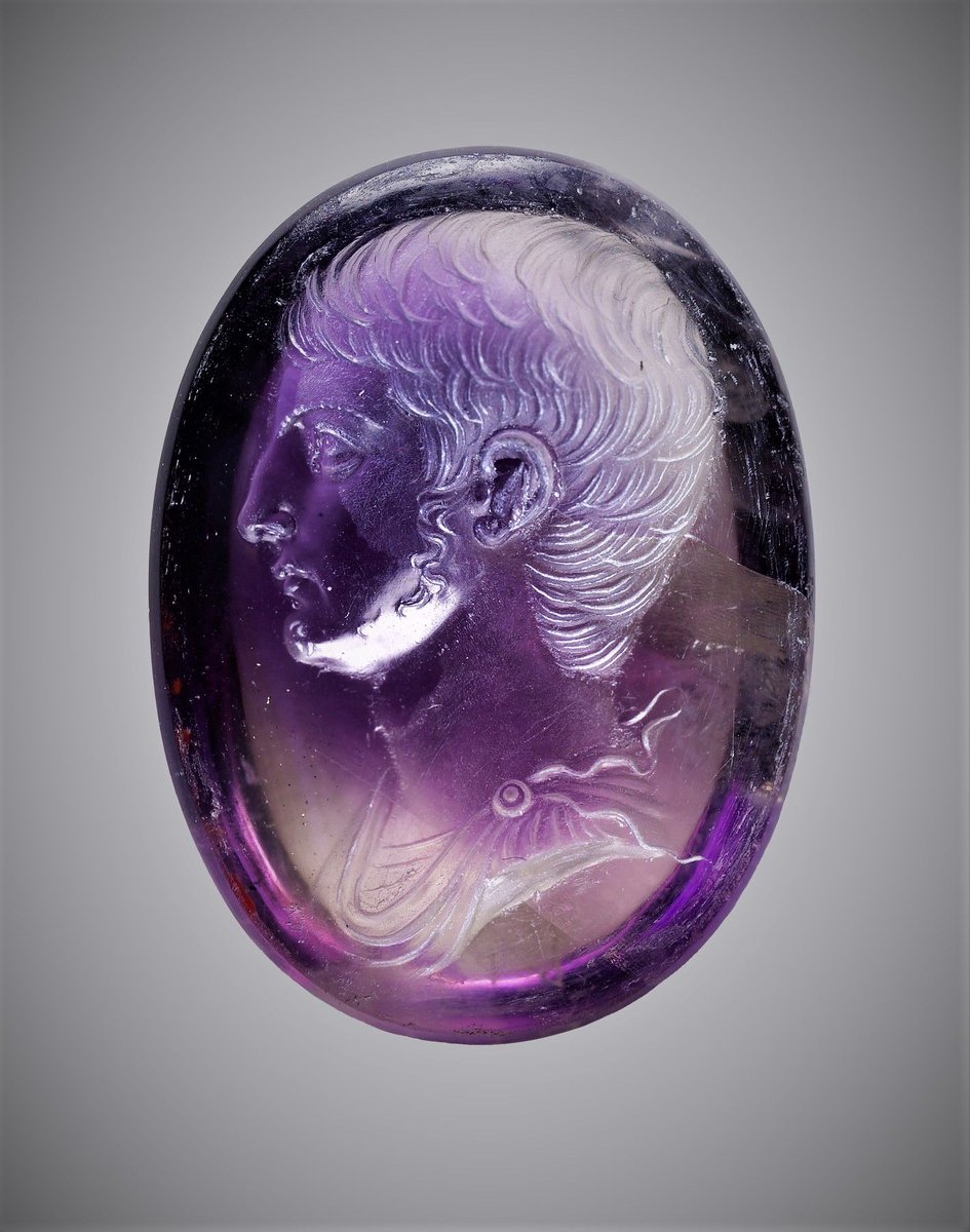 This stunning amethyst #Roman intaglio is thought to show a member of the Julio-Claudian dynasty. The portrayal of the facial features & hair style are characteristic of the reign of the emperor Augustus in the early 1st Century AD - part of @walters_museum collection.