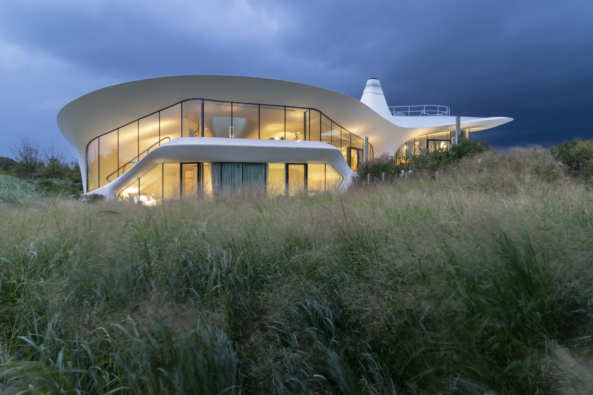 ArchDaily's tweet image. Taking its inspiration from the rolling dunes of coastal Long Island, Blue Dream #House uses aerospace modelling and fabrication methods to combine #organicarchitecture and 21st-century construction. ow.ly/1Ljq50Q5RL1 #architecture #interior