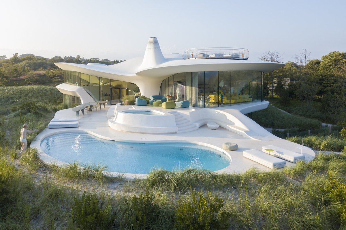 ArchDaily's tweet image. Taking its inspiration from the rolling dunes of coastal Long Island, Blue Dream #House uses aerospace modelling and fabrication methods to combine #organicarchitecture and 21st-century construction. ow.ly/1Ljq50Q5RL1 #architecture #interior