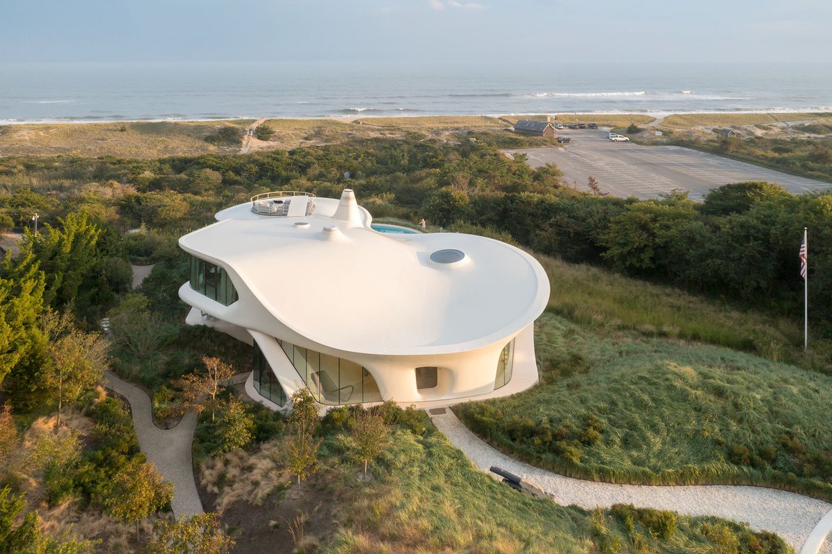 ArchDaily's tweet image. Taking its inspiration from the rolling dunes of coastal Long Island, Blue Dream #House uses aerospace modelling and fabrication methods to combine #organicarchitecture and 21st-century construction. ow.ly/1Ljq50Q5RL1 #architecture #interior