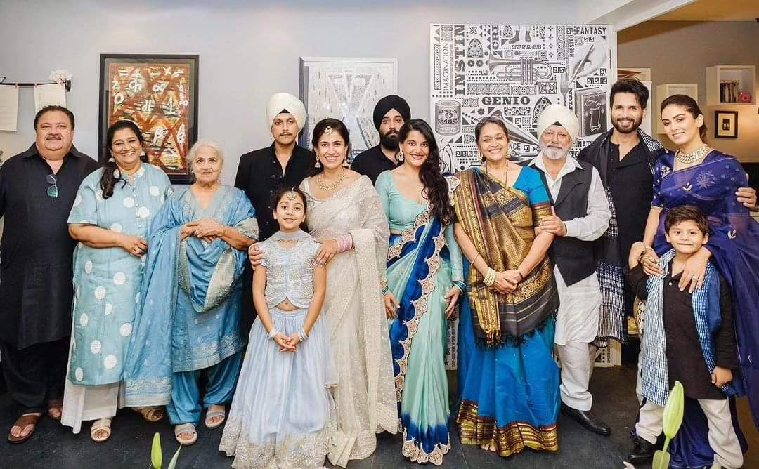 A picture perfect moment ❤️ Shahid Kapoor, Mira Rajput Kapoor pose for family pic at half brother Ruhaan Kapoor’s wedding
.
.
.
#shahidkapoor❤ #shahidkapoorfc #shahidkapoorfans #shahidkapoor #mirarajputkapoor #mirarajput #bollywoodstars #Bollywood #bollywoodnews #Bollywoodcouple