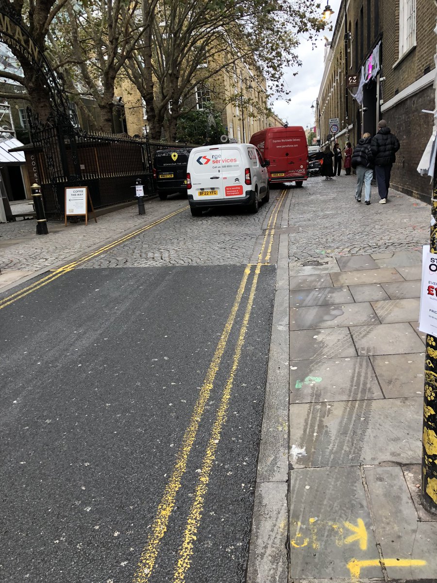 tele_text's tweet photo. @YPLAC @metpoliceuk @AddisonLeeCabs 
Brick Lane. 9 nov. 11:59
Nice to have your own parking space. https://t.co/PtfSHB7Fmc