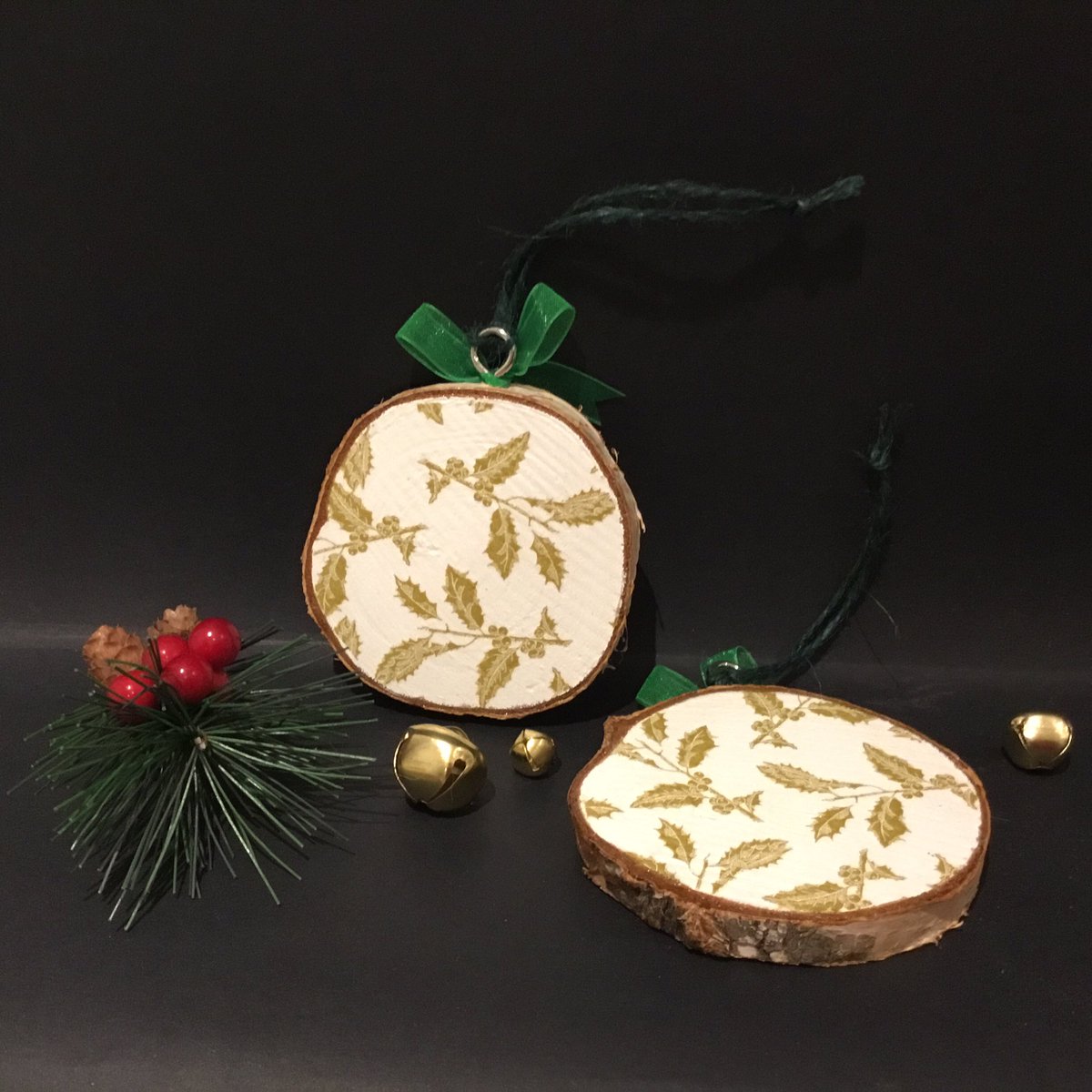 Don’t miss this enchanting pair of wooden (unbreakable!) tree ornaments hand decorated with robins &amp; stylised holly.
See Etsy.com/shop/CharcottS…. #Craftshout #etsyhandmade #TheCraftersUK #shopindie #UKGiftAM #UKEtsyRT #Christmas23 #earlybiz #craftbizparty