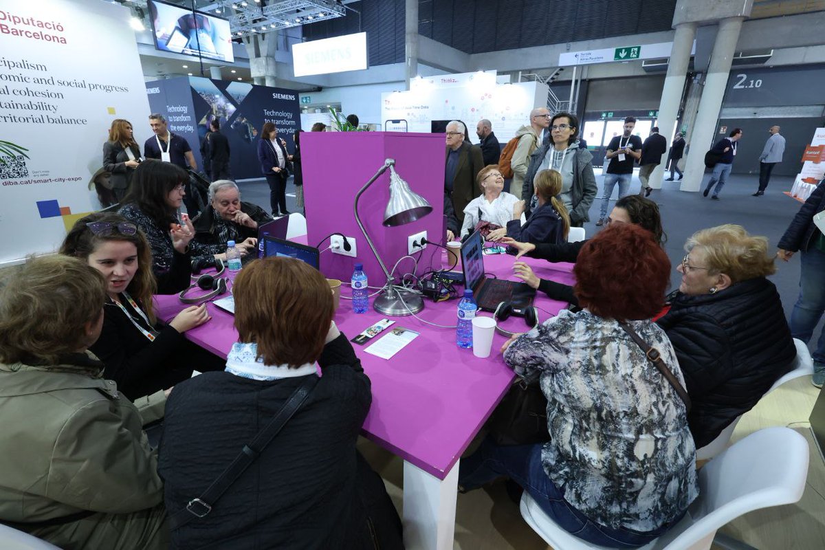 nuriamarinlh's tweet image. Creativitat, innovació i tecnologia al servei de les persones. A l'estand @LHAjuntament al #SCEWC23 expliquem els beneficis de les eines d'intel·ligència artificial, utilitats i aplicacions. Hem d'apropar el seu coneixement per trencar amb la bretxa digital. #LHospitalet6_0