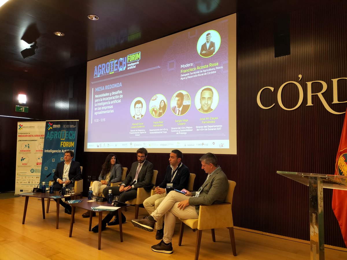 DIHAndAgrotech's tweet photo. Representantes de cuatro empresas analizan en una mesa redonda sobre necesidades y desafíos para la incorporación de la IA en las empresas agroalimentarias:

🟦 Óscar Lozano @AcesurGrupo 
🟦 Paula Ruiz Hernández @fTROPS 
🟦 Sergio Vega @Prolongo1820 
🟦 José Mª Zayas #SunaranSAT https://t.co/L7Rz2cupX5