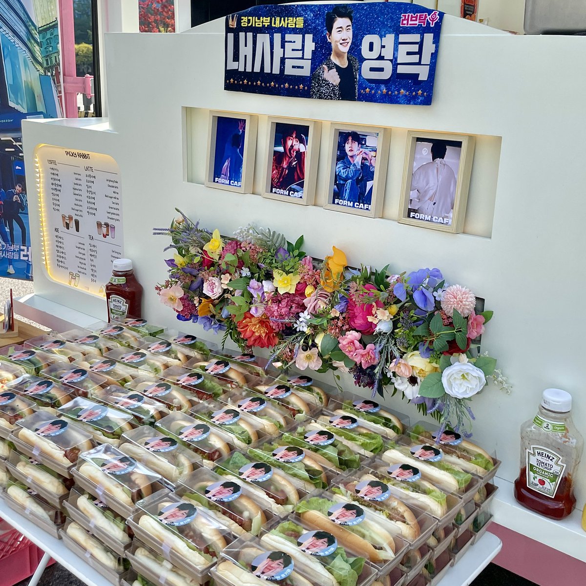 영탁님 <탁쇼 , tak show> 
송도 컨벤시아로 폼카페 커피차 출동-
뉴욕 핫도그까지 빵빵하게 🌭🌭
폼 미쳤다 ~ !

#영탁 #탁쇼 #러브탁 #youngtak #커피차