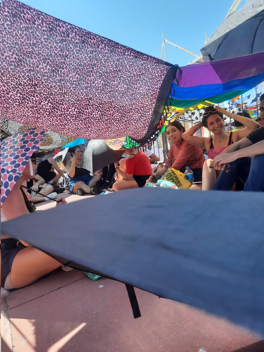 ldaiane14's tweet photo. Agora temos cabana de canga e tá uma sombra ótimo com o meus amigos de fila. Surgiu uma treta que tem uma galera que nem é a da produção barrando de sair mais de 5 minutos e voltar pra fila tirando foto e tudo das pessoas https://t.co/L2LtLD7tIk