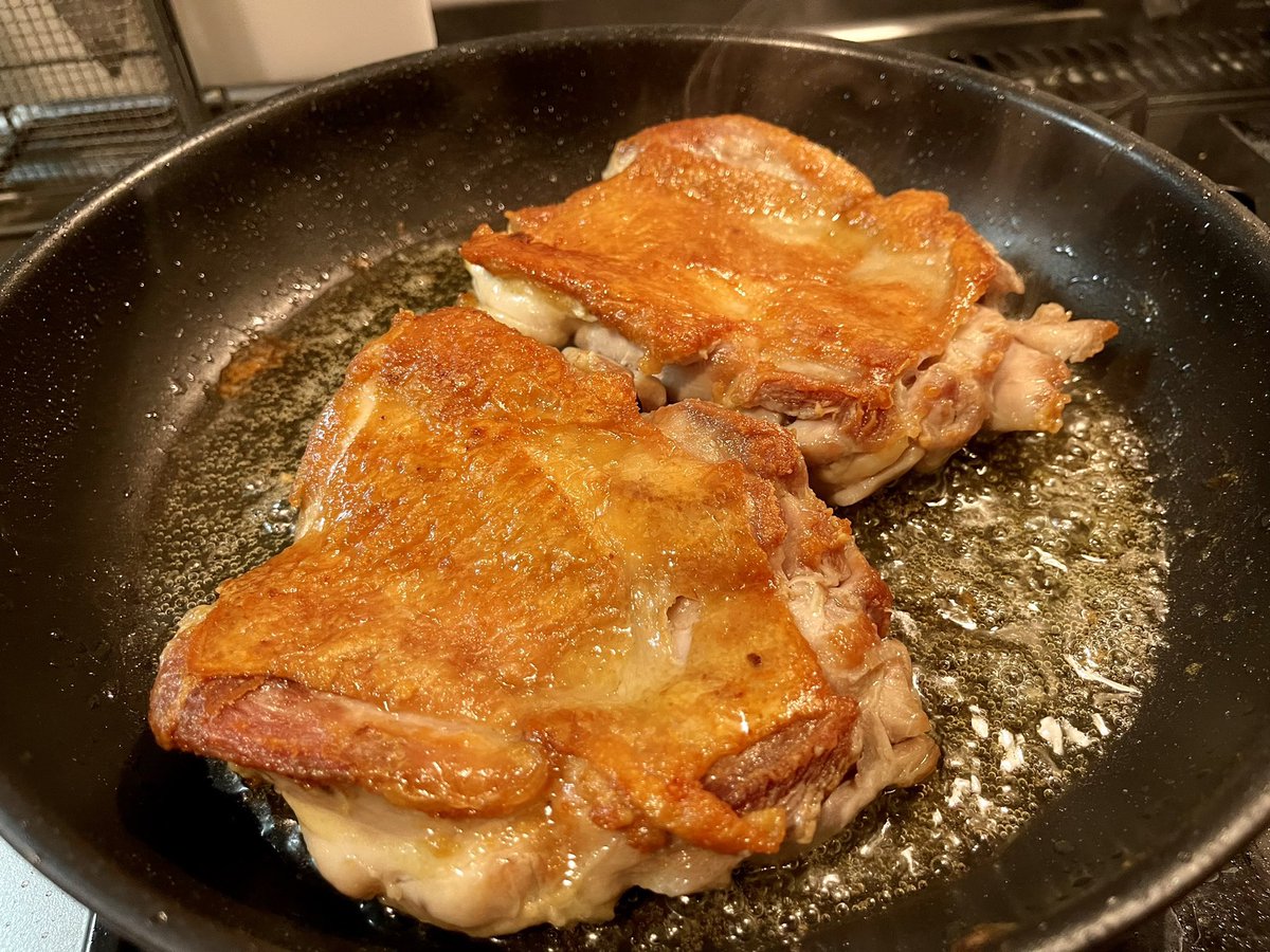 NijuTeshigawara's tweet photo. 鶏肉は0.8%くらいの塩を振って1時間くらい放っておいてから皮を下にして多めの油で途中スプーンで油をかけながら焼くと皮をパリパリに仕上げられる はず https://t.co/6Kk0Agc8LT