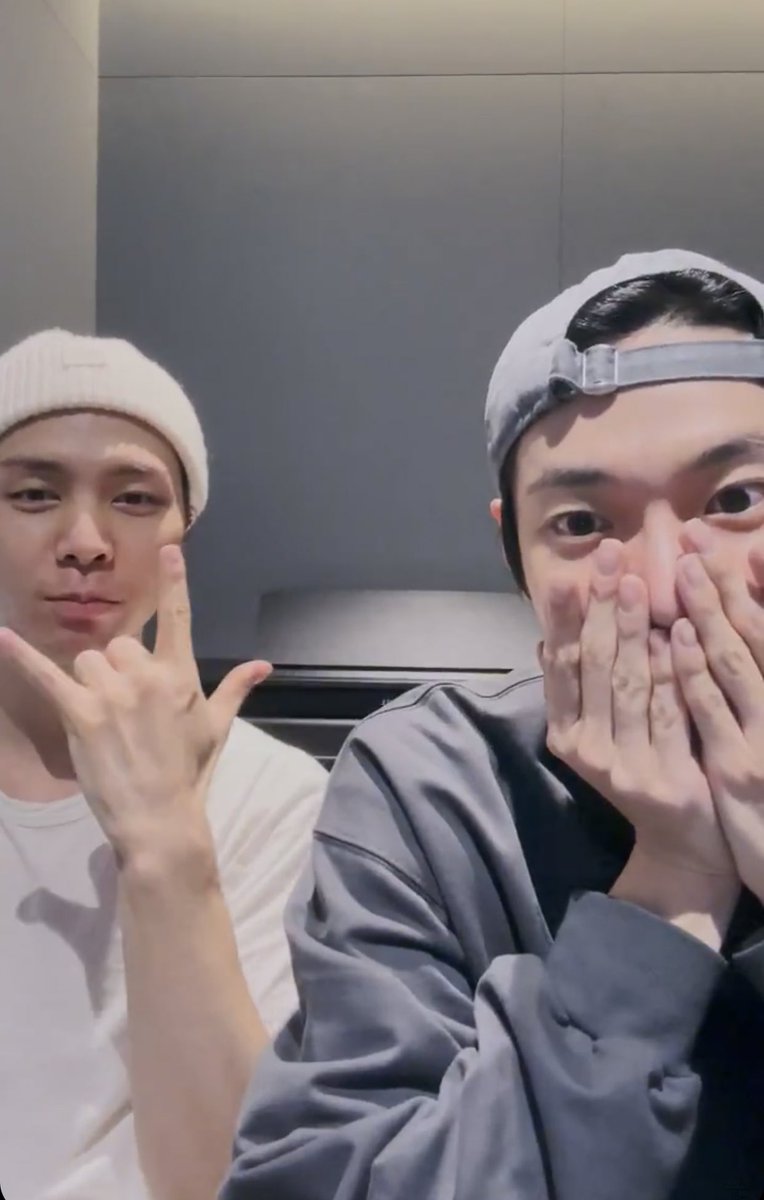 JOHNNY DOYOUNG weverse live omg!!!!