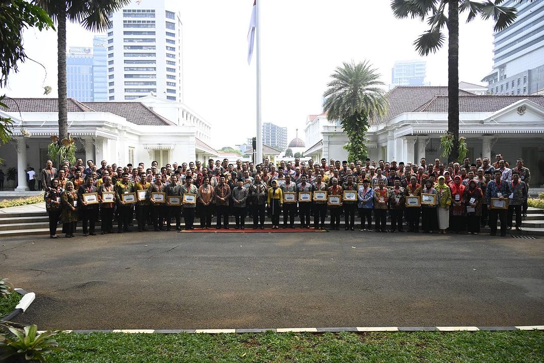Rakornas &amp; Penyerahan Insentif Fiskal Kategori Kinerja Penghapusan Kemiskinan Ekstrim Tahun Berjalan 2023 
. 
Pesawaran mendapatkan penghargaan yg diberikan langsung oleh Bapak Wakil Presiden atas keberhasilannya menurunkan angka kemiskinan ekstrim 
. 
Tag : 
Pak Jokowi 
Isyana