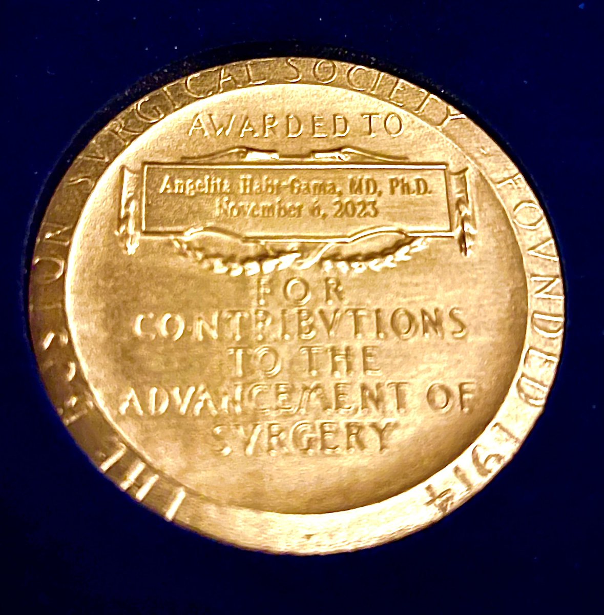 A few days ago Angelita has been awarded the Bigelow medal from the @BostonSurgical. First woman surgeon ever to receive the award. First colorectal surgeon. First Latin-American surgeon. Me? I had the absolute privilege to walk this GIANT towards the podium.