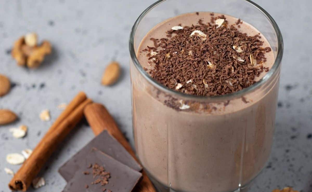 karimanesr's tweet photo. BATIDO PARA REGULAR LA PRESIÓN ARTERIAL

Dos de los mayores problemas de salud en la actualidad son la presión arterial alta y el estrés.

Dos alimentos sabrosos que pueden ayudar son el aguacate y los plátanos. Ambos tienen un alto contenido de potasio, vitamina B6 y triptófano, ayudan a que el cerebro se sienta bien y nos ayudan a controlar la presión arterial.

Al añadir almendras y nibs de cacao crudo optimizamos los niveles de magnesio, fundamental para todos los procesos metabólicos y fisiológicos.

Para preparar un batido necesitamos 1 plátano o banana madura, 1/2 aguacate, 1 taza de agua filtrada, 2 cucharadas de almendras crudas o tostadas, 2 cucharadas de nibs de cacao.

Pelamos y troceamos el plátano y el aguacate. Las ponemos en el vaso de la batidora junto con el agua, las almendras y los nibs de cacao.
Batimos hasta obtener una mezcla cremosa y suave.

Podemos decorar con más nibs de cacao o almendras picadas y canela de Ceylan.