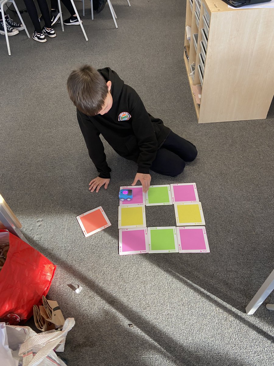 Primary 6s and 7s had an exciting visit from Mrs Hanley @Midlothian_STEM and completed a STEM escape room. The children had to solve problems including electrical circuits, Spheros and reading animals characteristics to escape from their classroom. #STEMeducation