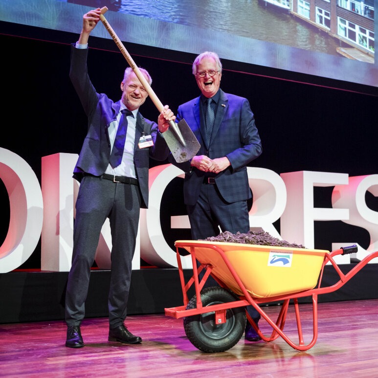 deltaprogramma's tweet image. Dit is het laatste Deltacongres voor @delta_comm Peter Glas als deltacommissaris. Hij geeft begin december het stokje over aan Co Verdaas: “Ik zie het niet als een last, maar als een eer om het Deltaprogramma verder te brengen.”
#deltacongres2023 #deltaprogramma