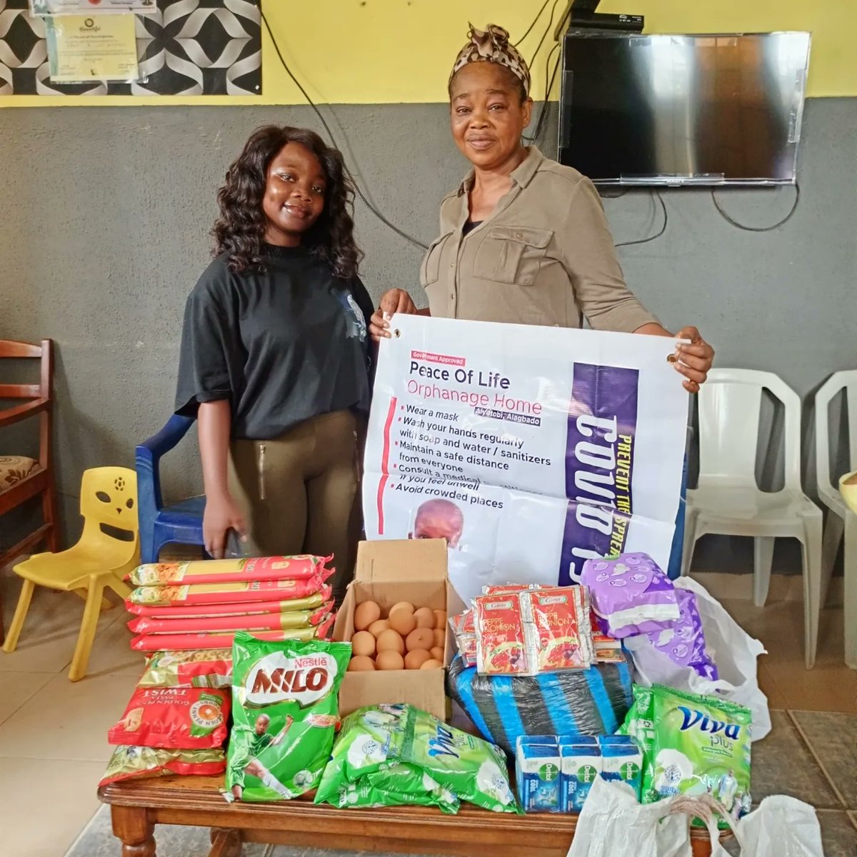 projectgiiv's tweet image. Throwing it back to our Peace of Life Orphanage outreach, last Saturday...

What a GiiVing time we had. 😁😁😁 We got to interact with the beautiful children. All of them (who could) prayed for our donors and volunteers. The director who's in Slides 1 &amp;amp; 3 was so glad to see us.