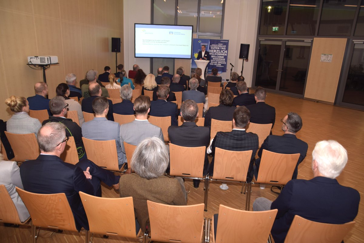 BergstraWfb's tweet photo. Unsere Kooperationsveranstaltung mit der Volksbank Darmstadt Mainz eG „Green Deal – Sustainable Finance“ war ein voller Erfolg. Über 50 Unternehmerinnen und Unternehmer aus der #WirtschaftsregionBergstrasse kamen, um sich zu informieren. Mehr: https://t.co/lQXSvxJu1X https://t.co/lOmCJWGzCz