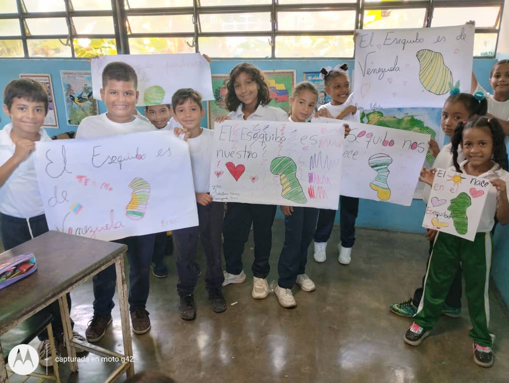CdceCala_Calva's tweet photo. Niños y niñas de la Escuela Ramón Francisco Feo en defensa del Esequibo
#venezuelatodaesmiescuela
@NicolasMaduro 
@MPPEDUCACION 
@_LaAvanzadora 
@DianneryArangu3 
@EliasEducacion1 
@CDCEGuarico 
@Gob_Guarico https://t.co/fGtV89dczD
