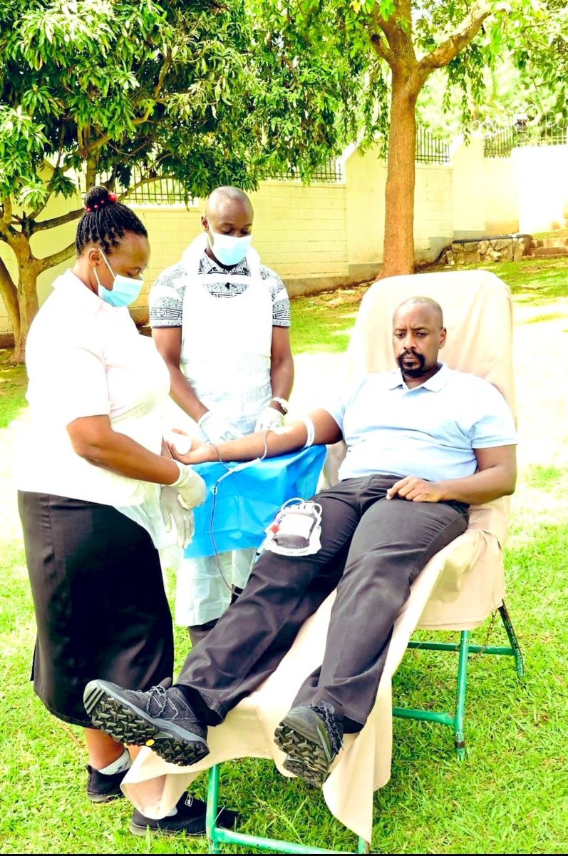 Gen @mkainerugaba is among fewer leaders who embrace patriotism by practice, not just by lamentation. Leading a team of SFC, he participated in blood donation to save lives of our people esp those in surgeries,Child Birth,accidents etc. Long Live GenMK @DaudiKabanda @LillianAber