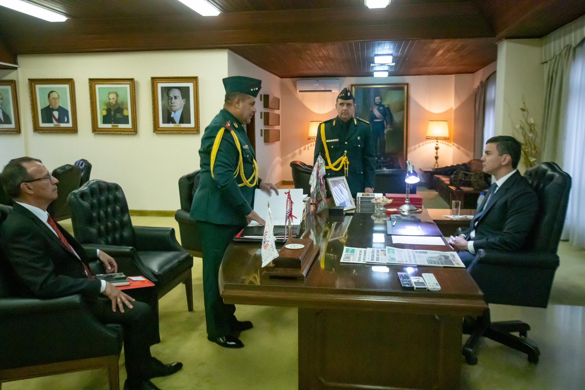SantiPenap's tweet photo. Llevamos adelante actividades castrenses en el Comando en Jefe de las Fuerzas Armadas de la Nación. 
#GobiernoDelParaguay https://t.co/vqzKXZ5adQ