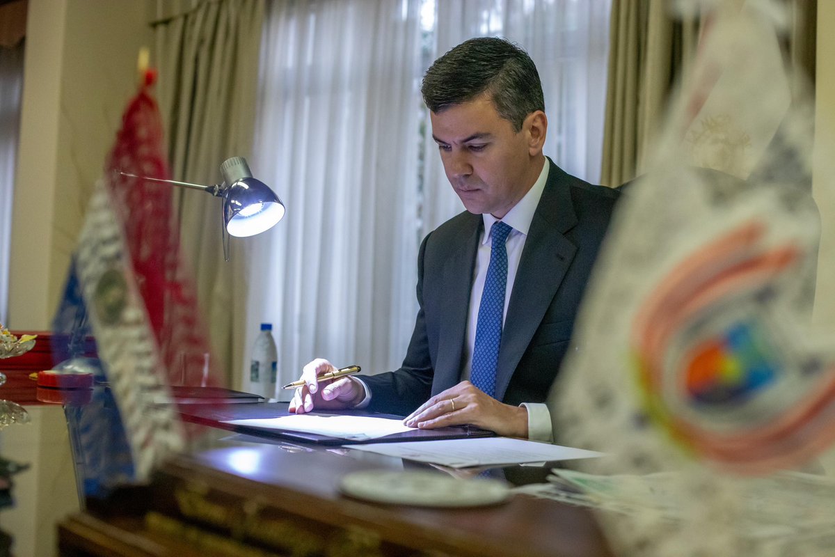 SantiPenap's tweet photo. Llevamos adelante actividades castrenses en el Comando en Jefe de las Fuerzas Armadas de la Nación. 
#GobiernoDelParaguay https://t.co/vqzKXZ5adQ