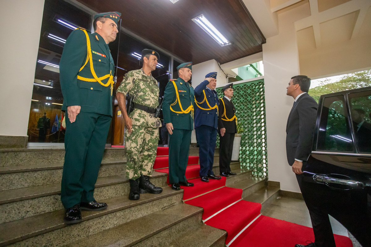 SantiPenap's tweet photo. Llevamos adelante actividades castrenses en el Comando en Jefe de las Fuerzas Armadas de la Nación. 
#GobiernoDelParaguay https://t.co/vqzKXZ5adQ