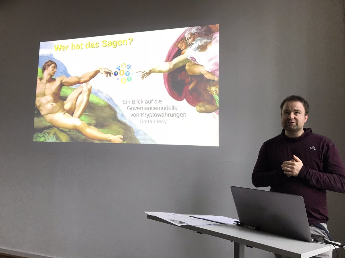 Heute stellt Stefan Mey sein Vorhaben zu Krypto vor:

Wer kann wichtige technische Entscheidungen treffen, die gravierende ökonomische Auswirkungen haben können? Entscheidet eine Einzelperson, ein kleines, selbst rekrutiertes Gremium oder ein demokratisch organisiertes Kollektiv?