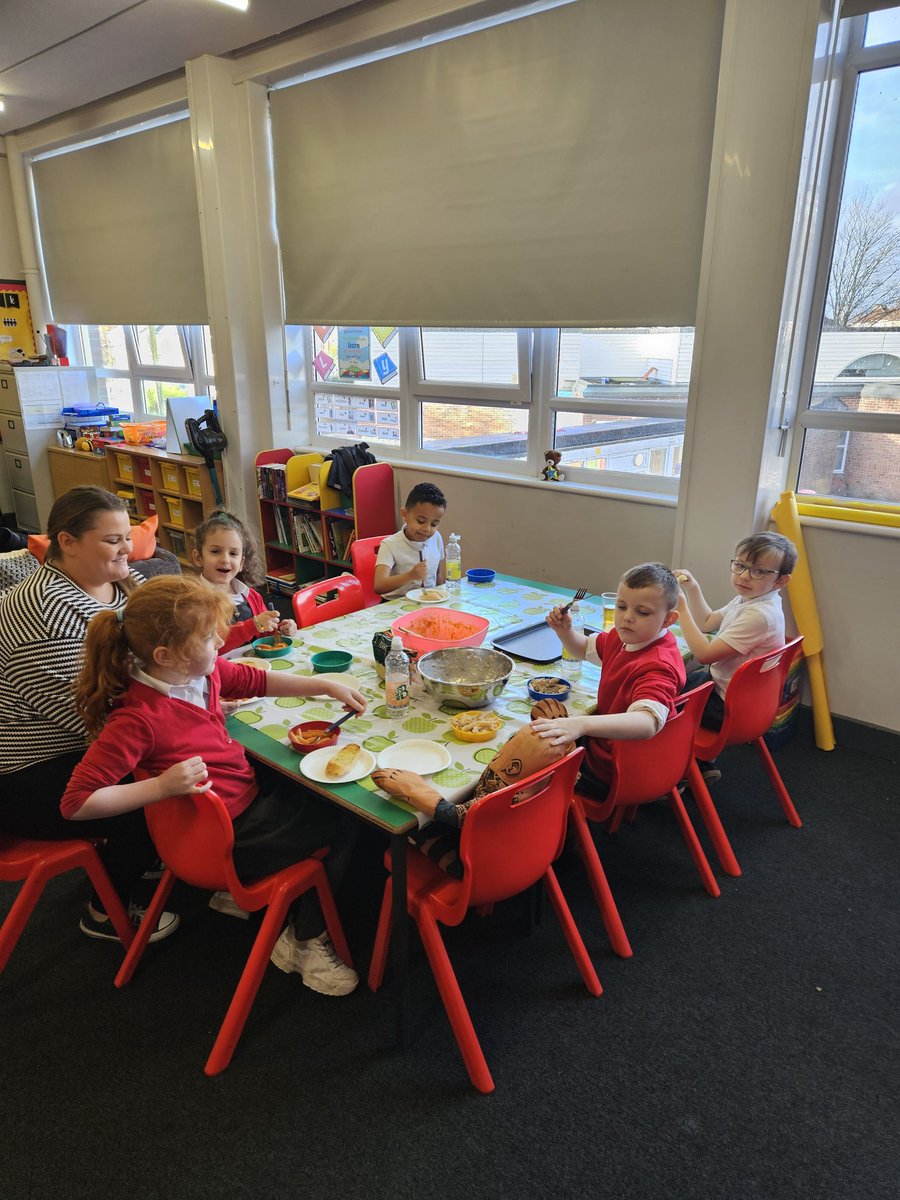 The Hive children were chefs today. They made tuna pasta, and 🍅  and mascarpone pasta. Obviously,  they had to have garlic 🍞 too. Building tomorrow's workforce right here in The Hive!