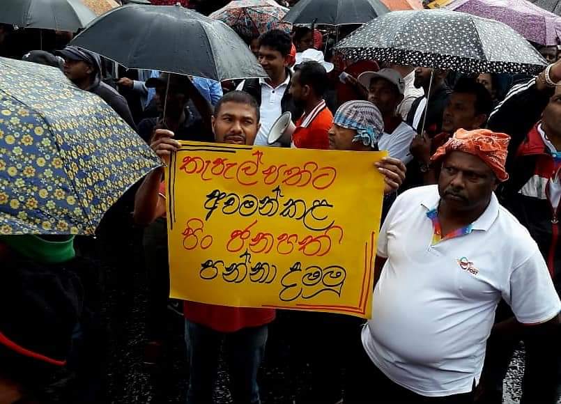 vikalpavoices's tweet photo. නුවරඑළියේ සංචාරක ආකර්ශනය දිනාගත් ඉපැරණි තැපැල් කාර්යාලය ජනාධිපති @RW_UNP විසින් හෝටලයක් ඉදිකිරිමට ලබාගැනීමේ උත්සහයට විරුද්ධව විශාල පිරිසක් අද(09) #Nuwaraeliya නගරයේදි විරෝධතාවයක් පැවැත් වූහ. #srilanka #ProtestLK #Land #History https://t.co/zMcYYlbGmA
