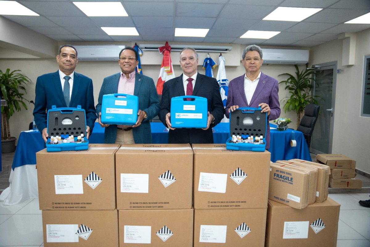 unodc_lab's tweet photo. Hand-over of UNODC Drug and Precursor Field Test Kits:
Gratitude to @CanadaFP for the invaluable support in helping us enhance forensic capacities of officers in DomRepπ©π΄! These kits will enable better drug detection in the region.
#SMARTForensics #ConsejoNacionaldeDrogas https://t.co/EogtmZUlJb