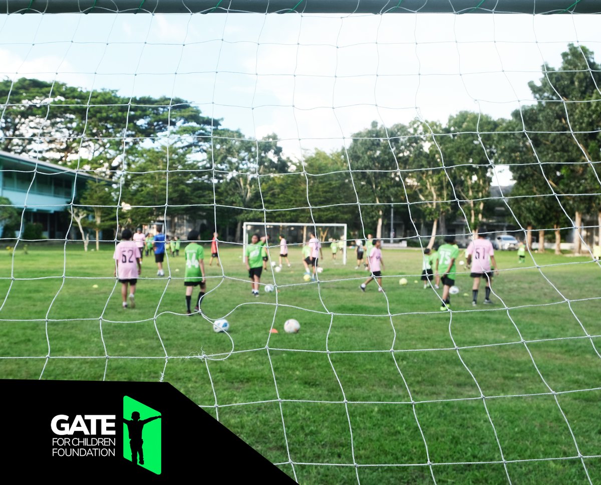 GateforChildren's tweet photo. ⚽ 𝗗𝗶𝘃𝗲𝗿𝘀𝗶𝗼́𝗻, 𝗰𝗼𝗺𝗽𝗮𝗻̃𝗲𝗿𝗶𝘀𝗺𝗼 𝘆 𝗱𝗶𝘃𝗲𝗿𝘀𝗶𝗱𝗮𝗱. Vuelven los #entrenamientos de #fútbol y, con ellos, los valores que caracterizan a #GateForChildren✨😊

Abrimos así la puerta hacia un #futuro lleno de nuevas oportunidades para nuestros niños y niñas. https://t.co/souzbXakTC