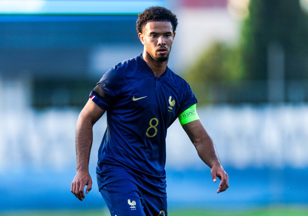 ActuFoot_'s tweet image. 🚨 OFFICIEL ! 𝗪𝗔𝗥𝗥𝗘𝗡 𝗭𝗔𝗜̈𝗥𝗘-𝗘𝗠𝗘𝗥𝗬 𝗘𝗦𝗧 𝗔𝗣𝗣𝗘𝗟𝗘́ 𝗣𝗢𝗨𝗥 𝗟𝗔 𝗣𝗥𝗘𝗠𝗜𝗘̀𝗥𝗘 𝗙𝗢𝗜𝗦 𝗘𝗡 𝗘́𝗤𝗨𝗜𝗣𝗘 𝗗𝗘 𝗙𝗥𝗔𝗡𝗖𝗘 ! 🇫🇷

À 17 ans, 8 mois et 1 jour, il devient 𝗹𝗲 𝗽𝗹𝘂𝘀 𝗷𝗲𝘂𝗻𝗲 𝗷𝗼𝘂𝗲𝘂𝗿 𝗮̀ 𝗲̂𝘁𝗿𝗲 𝘀𝗲́𝗹𝗲𝗰𝘁𝗶𝗼𝗻𝗻𝗲́ 𝗰𝗵𝗲𝘇…