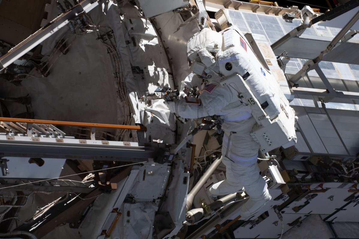A new artificial satellite has accidentally appeared in Earth orbit. This “satellite” turned out to be a bag of tools that slipped out of the hands of one of the astronauts during the recent spacewalk🛰️🧑‍🚀 Learn more👇 universemagazine.com/en/mistake-in-…