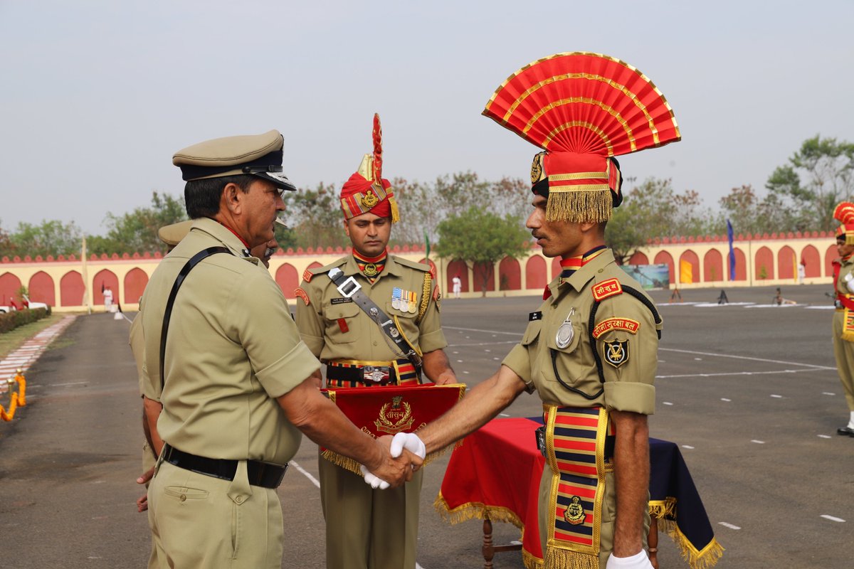 BSF_STCChakur's tweet photo. An impressive Passing Out-cum-Attestation parade of 350  Recruit Constables of  BRT Batch No - 180, 181 and 182 was held @BSF_STCChakur, Sh. Suresh Chand Yadav, IG BSF took the salute &amp; reviewed the parade as Chief Guest.

#जीवनपर्यन्तकर्त्तव्य
 सीमा सुरक्षा बल https://t.co/F32jdvShJo
