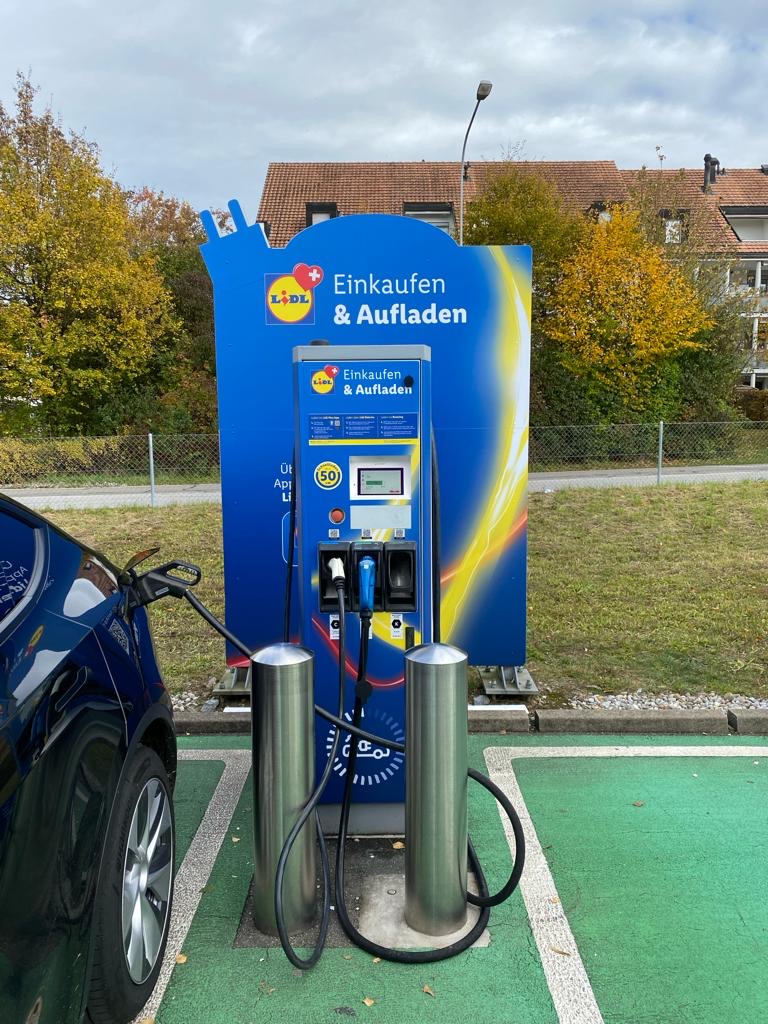 Medien_News's tweet image. E-Tankstellen bei Lidl Schweiz: Aus kostenlos wird günstig
aktuellenews.ch/artikel.cfm?ke…

#LIDLSchweiz #ETankstellen #günstig #ELadesäulen #Bezahlsystem #Detailhandel #Umwelt #Aktuellenews #Helpmedia