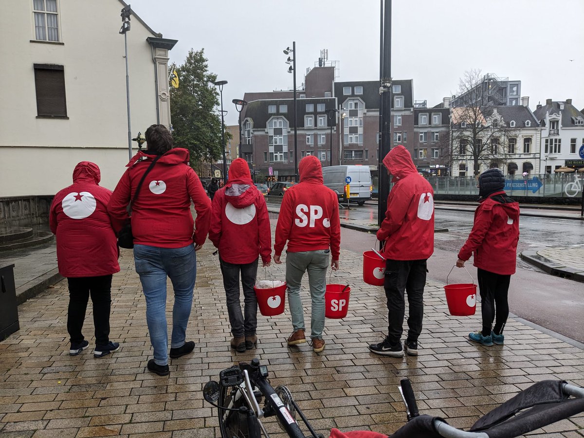 SPTilburg's tweet photo. De overheid is het zicht op de samenleving helaas verloren.  SP ramenlappers zijn er om daar verandering in te brengen! Woensdag hebben we de ramen bij het gemeentehuis goed schoon gemaakt, zodat iedereen weer kan zien hoe groot de problemen in de samenleving zijn. https://t.co/KBfGo39e1a