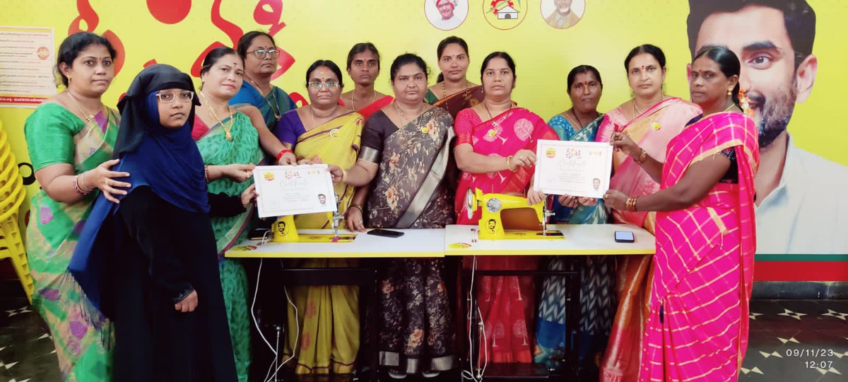 Amrutha52340874's tweet image. నారా లోకేష్ సహకారంతో   స్త్రీ శక్తి ద్వారా దుగ్గిరాల మండలంలో కుట్టు మిషన్ శిక్షణ పూర్తి చేసుకున్న 30 వ బ్యాచ్ లోని 50 మంది మహిళలకు మహిళలకు ఉచితంగా కుట్టుమిషన్లు, సర్టిఫికేట్స్ పంపిణీ చేసిన నియోజకవర్గ తెలుగు మహిళ విభాగం నాయకులు
#NaraLokeshForMangalagiri #SthreeShakthi #Mangalagiri