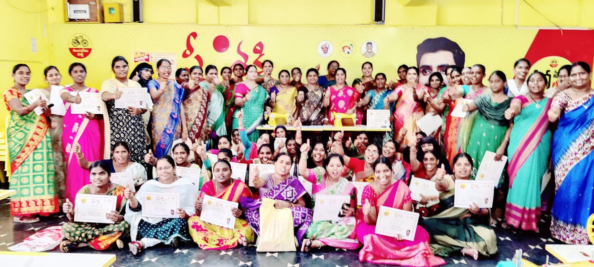 Amrutha52340874's tweet image. నారా లోకేష్ సహకారంతో   స్త్రీ శక్తి ద్వారా దుగ్గిరాల మండలంలో కుట్టు మిషన్ శిక్షణ పూర్తి చేసుకున్న 30 వ బ్యాచ్ లోని 50 మంది మహిళలకు మహిళలకు ఉచితంగా కుట్టుమిషన్లు, సర్టిఫికేట్స్ పంపిణీ చేసిన నియోజకవర్గ తెలుగు మహిళ విభాగం నాయకులు
#NaraLokeshForMangalagiri #SthreeShakthi #Mangalagiri