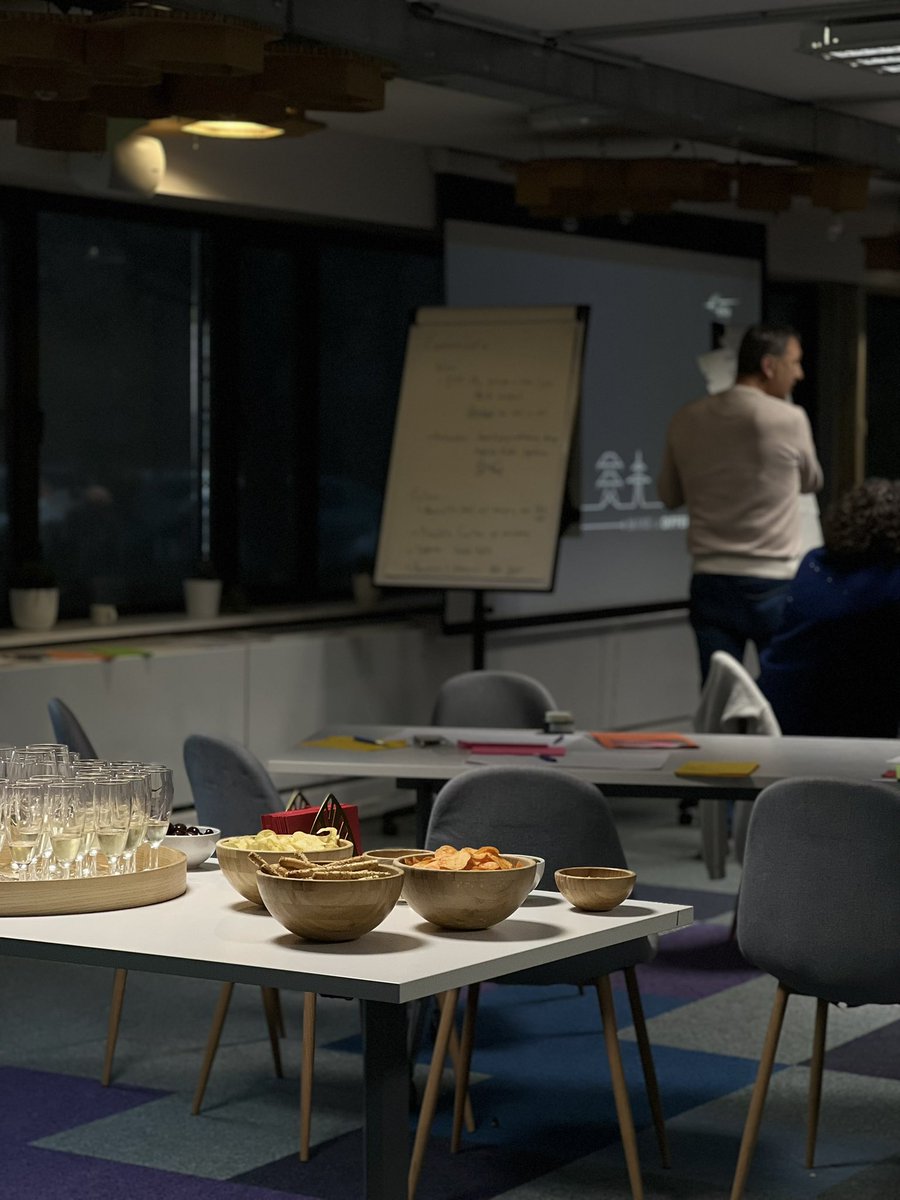 When pouring sparkling wine, wait a few seconds after the initial pour to let the bubbles settle and the wine mellow. Enrich your team’s post-event apero by hosting your #networking event in our Brussels #meetingroom with #catering. DM us to discuss!