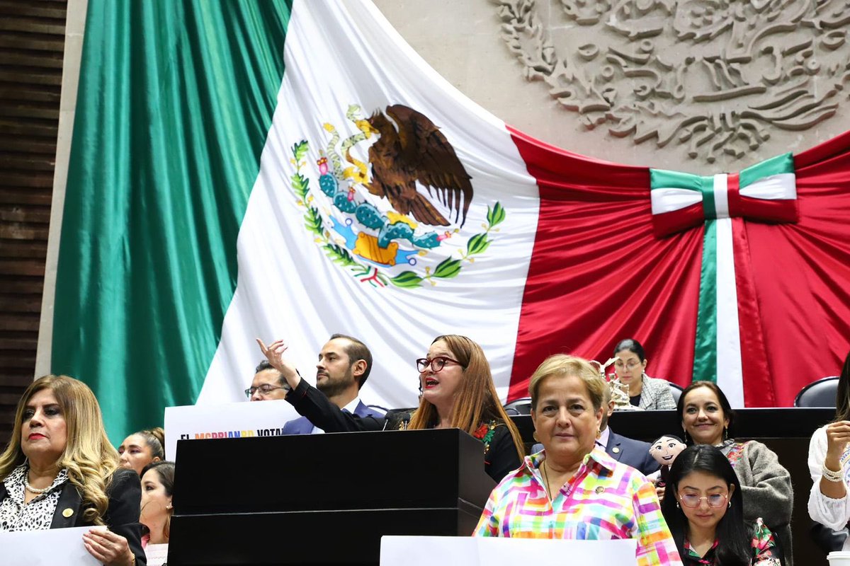 PartidoMorenaMx's tweet photo. ¡Nuestro movimiento volvió a cumplirle al pueblo!

Con 266 votos a favor, y a pesar de los 204 votos en contra PRIAN, se aprobaron más de 9 billones para el Presupuesto de Egresos de la Federación 2024 que se invertirá el bienestar de las y los mexicanos.

Con un enfoque humanista, vamos a seguir poniendo siempre primero a quienes más lo necesitan.