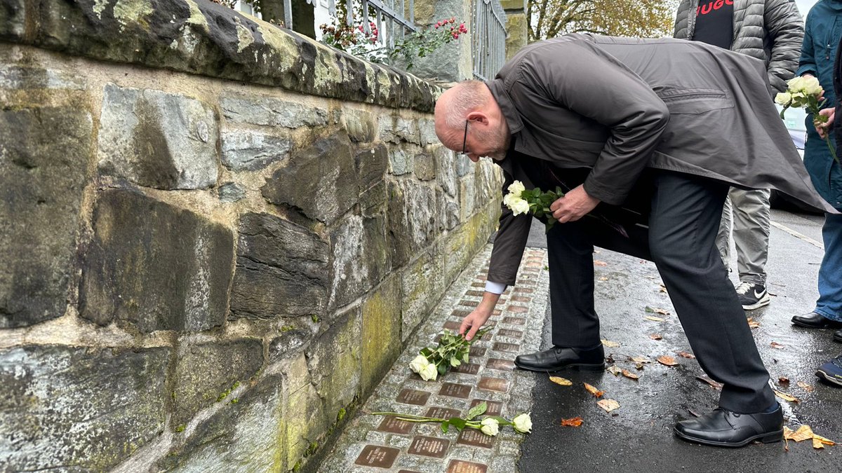 Handwerkskammer Dortmund (@hwkdortmund) on Twitter photo Gemeinsames Zeichen: Heute besuchten wir heute zum #9November #Reichspogromnacht die jüdische Gemeinde im <a href="/kreis_UN/">Kreis Unna</a>. Anschließend putzten wir in Gedenken an die Jüdinnen & Juden Stolpersteine #NieWiederIstJetzt hwk-do.de/gedenken Gemeinsames Zeichen: Heute besuchten wir heute zum #9November #Reichspogromnacht die jüdische Gemeinde im <a href="/kreis_UN/">Kreis Unna</a>. Anschließend putzten wir in Gedenken an die Jüdinnen & Juden Stolpersteine #NieWiederIstJetzt hwk-do.de/gedenken